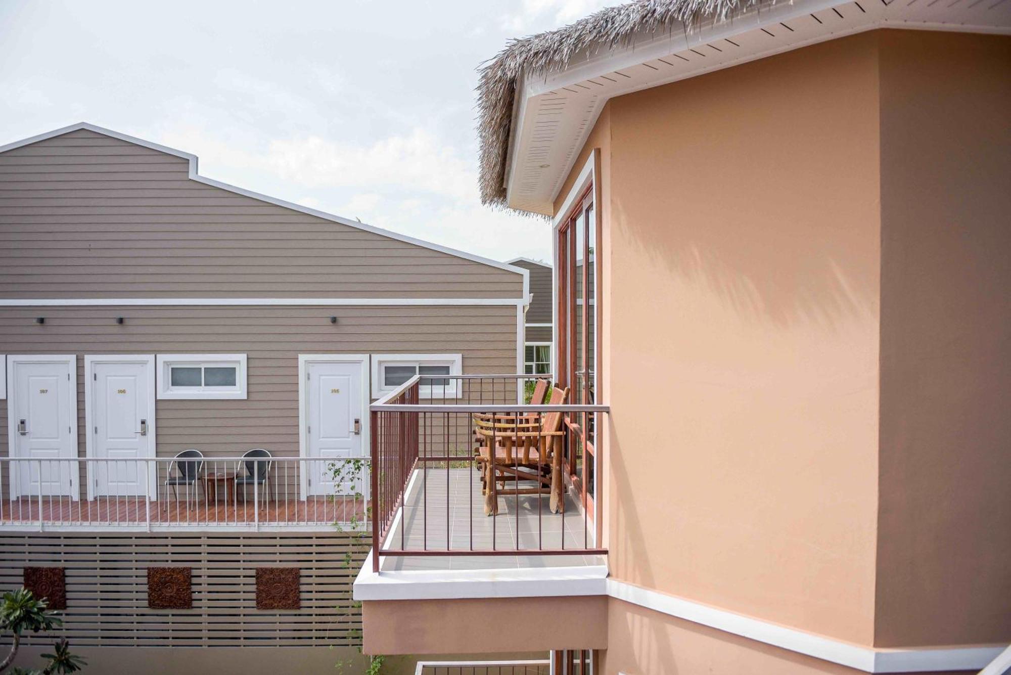 Seaman Resort Haad Chao Samran Exterior photo